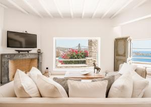 Televízia a/alebo spoločenská miestnosť v ubytovaní Villa Zen - MG Villas Mykonos