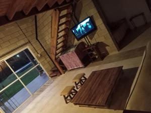 una vista aérea de una sala de estar con banco y TV en Casa Quinta Roen Gral Rodriguez zona oeste en General Rodríguez