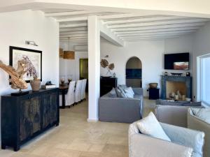 Televízia a/alebo spoločenská miestnosť v ubytovaní Villa Zen - MG Villas Mykonos