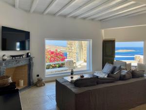Televízia a/alebo spoločenská miestnosť v ubytovaní Villa Zen - MG Villas Mykonos