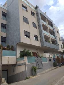 a white building with plants on the side of it at Appartement 3 chambres + séjour à Alger Hydra in Hydra