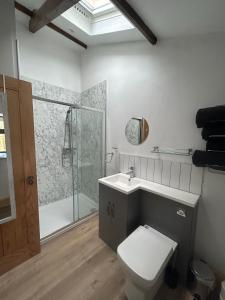 Bilik mandi di Belle Vue Cottage sleeps 2 one dog by prior permission
