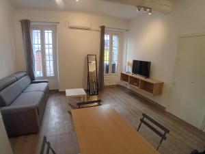 TV a/nebo společenská místnost v ubytování 11 Rue Vauban