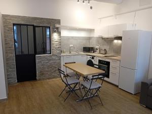 een keuken met een tafel en stoelen in een kamer bij 11 rue Vauban in Antibes