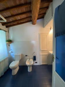 uma casa de banho com 2 WC e um lavatório em La casa In Valli 35 em Bagni di Lucca
