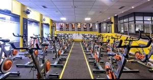Fitness center at/o fitness facilities sa Fantastico estudio en Benalbeach con vistas al mar