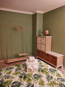 een slaapkamer met een bed met handdoeken en een dressoir bij Residenze del Bosco - Olivo in Tuscania