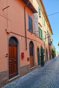 een straat in een stad met een gebouw bij Residenze del Bosco - Olivo in Tuscania