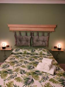 een slaapkamer met een groot bed en handdoeken bij Residenze del Bosco - Olivo in Tuscania