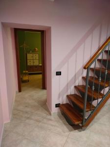 een hal met een trap in een huis bij Residenze del Bosco - Olivo in Tuscania