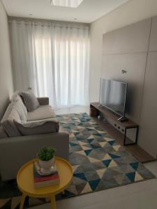 Μια τηλεόραση ή/και κέντρο ψυχαγωγίας στο Apartamento confortável, Barra