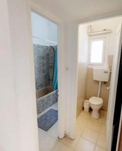 een badkamer met een toilet en een bad bij Big apt near sea best position tlv in Tel Aviv