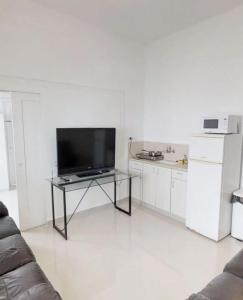 een woonkamer met een bank en een tafel met een televisie bij Big apt near sea best position tlv in Tel Aviv