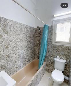 een badkamer met een bad, een toilet en een wastafel bij Big apt near sea best position tlv in Tel Aviv