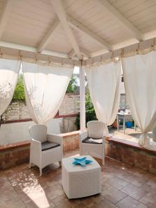 A seating area at Casa Gioia