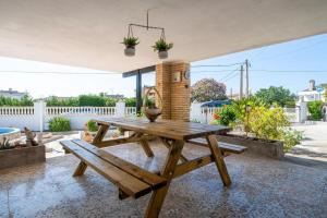 una mesa de picnic de madera en un patio en Can Sant Joan, en Alcanar