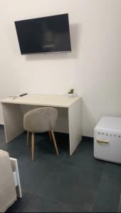 a white desk with a chair in a room at DomusEli in Santa Maria di Castellabate