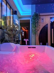 - une baignoire rose chaude dans la chambre dans l'établissement Cocon d'Evasion**** SPA PRIVATIF et ciels étoilés, au Havre