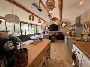 een keuken met een wastafel en een aanrecht bij Gordes : maison avec vue in Gordes