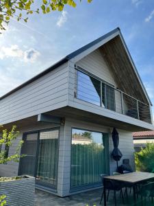 Casa con ventana grande y mesa en Ons Maashuisje, en Maaseik