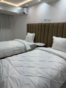 um quarto de hotel com duas camas e uma mesa em Super appartement moderne neuf em Marrakech