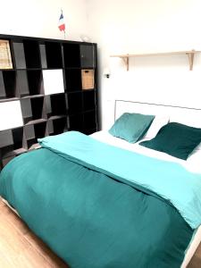 Een bed of bedden in een kamer bij Charming house/Paris-Disney/Free acces