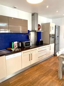 A cozinha ou cozinha compacta de Charming house/Paris-Disney/Free acces