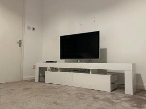 En tv och/eller ett underhållningssystem på Seaside Home