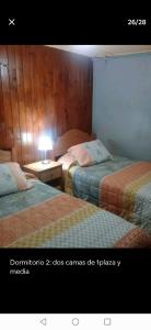 Zimmer mit 2 Betten und einer Lampe auf einem Tisch in der Unterkunft La estancia en la Isla in Isla Negra