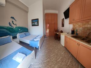 TV a/nebo společenská místnost v ubytování Amelie's Apartments & Beach Saranda