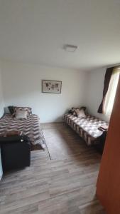 Rúm í herbergi á Guest house Vuk