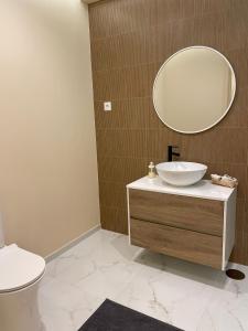 bagno con lavandino e specchio a parete di Casas da Veiga a Braga