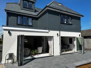 ein schwarzweißes Haus mit einer Terrasse in der Unterkunft Maycliffe in Shanklin