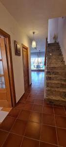un couloir avec un escalier dans une maison dans l'établissement Siente el relax., à Alcossebre