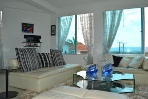 a living room with a couch and a glass table at Casa campestre condominio la estancia, en Melgar piscina privada in Melgar