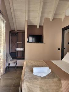 una camera con due letti e una TV a parete di Al Dolce Vita a Stresa
