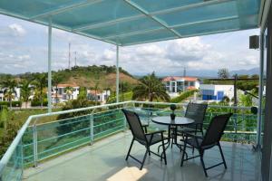 En balkong eller terrasse på Casa campestre condominio la estancia, en Melgar piscina privada