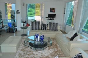 a living room with a couch and a table at Casa campestre condominio la estancia, en Melgar piscina privada in Melgar