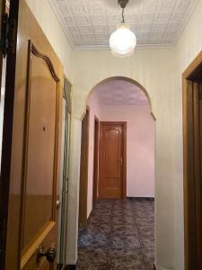 um corredor com um arco e uma porta num quarto em Appartement in spanje em Vall de Uxó