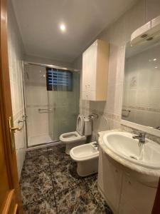 uma casa de banho com um lavatório, um WC e um chuveiro em Appartement in spanje em Vall de Uxó