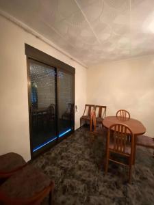 uma sala de estar com uma mesa e cadeiras e uma janela em Appartement in spanje em Vall de Uxó