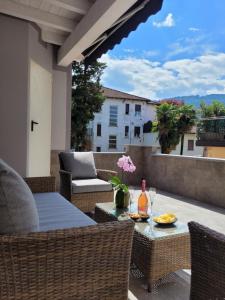 een patio met een tafel en stoelen op een balkon bij Al Dolce Vita in Stresa
