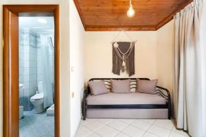 Un dormitorio con una cama, una ducha y un inodoro. en Villa Ioanna, en Potos 138 fotos más