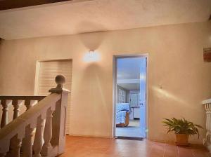 un pasillo con una escalera que conduce a un dormitorio en Casa Las Emilias en La Cañada, en Partida de La Cañada