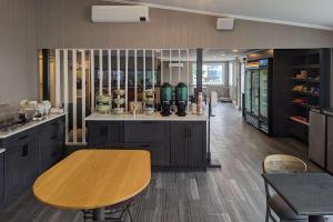 una cucina con tavolo in legno e bancone di Quality Inn & Suites Northampton - Amherst a Northampton