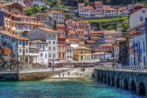 Blick auf eine Stadt mit Brücke und Wasser in der Unterkunft Vivienda Vacacional Alba Marinas in Pravia