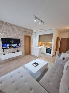 TV a/nebo společenská místnost v ubytování Adrijana Apartments