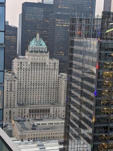 uma vista de um grande edifício numa cidade em ICE Condominiums em Toronto
