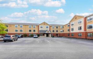 a large parking lot in front of a building at Extended Stay America Suites - Akron - Copley - East in Copley