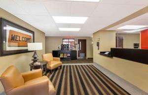 una sala d'attesa con sedie e un banco di benvenuto di Extended Stay America Suites - Akron - Copley - East a Copley